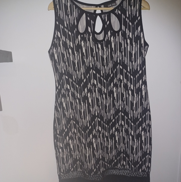 Sleeveless black and white dress - Picture 1 of 3